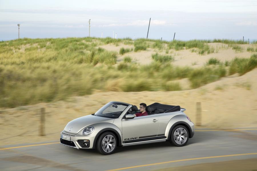  Volkswagen Beetle Dune Convertible 2016 года  (фото 22 из 32)